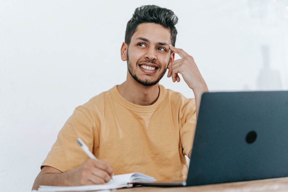 man-thoghts-laptop-abundance-mindset