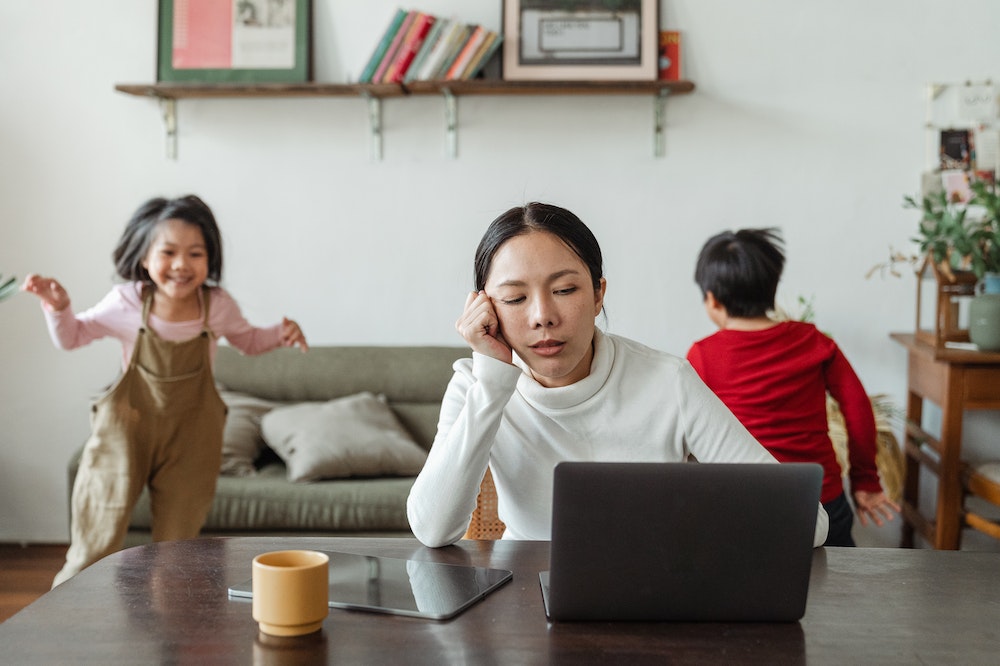 Kids-disturbing-mom-stress