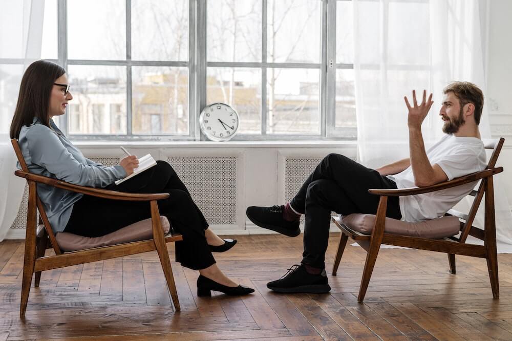 Man-speaking-with-his-therapist