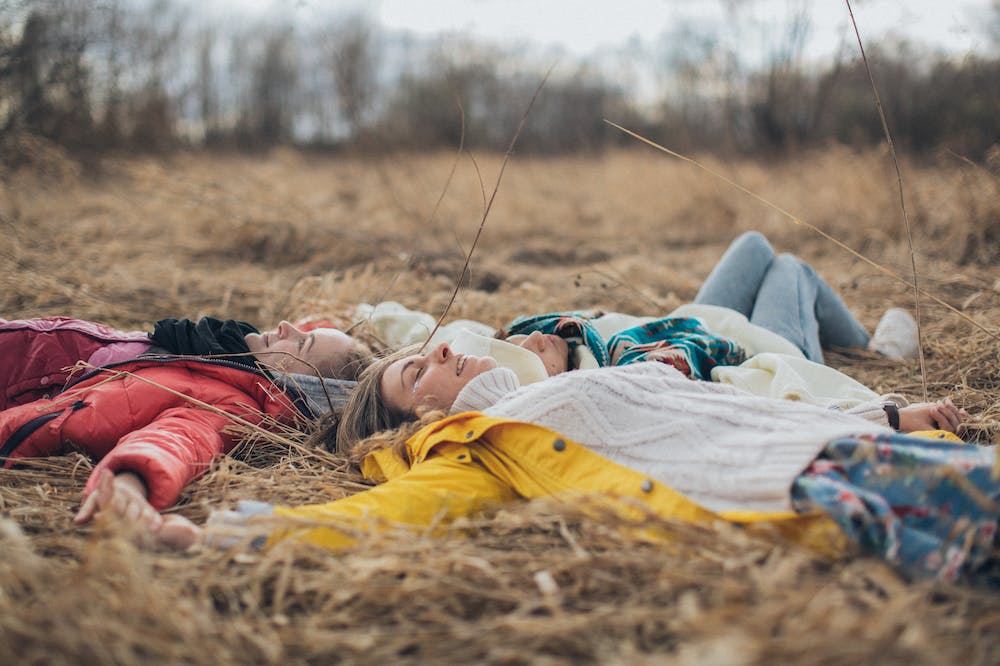 Relaxed-friends-lying-on-grass