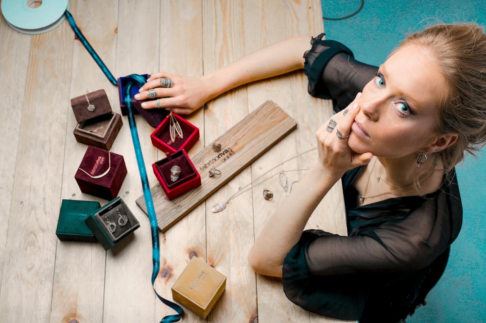 minimalist-lifestyle-woman-jewelry-collection