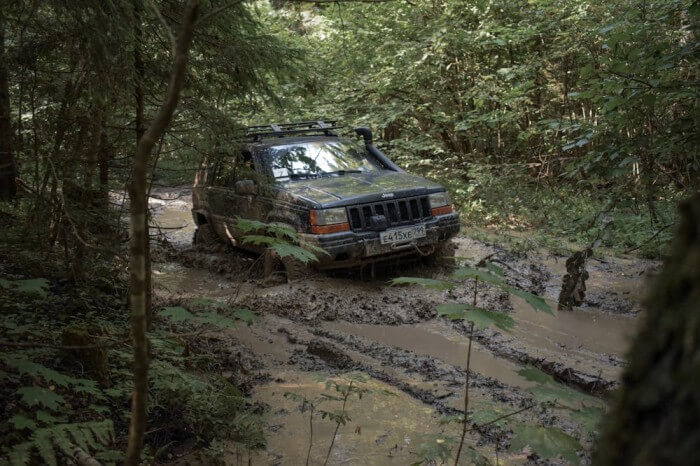 Car-Stuck-in-mud