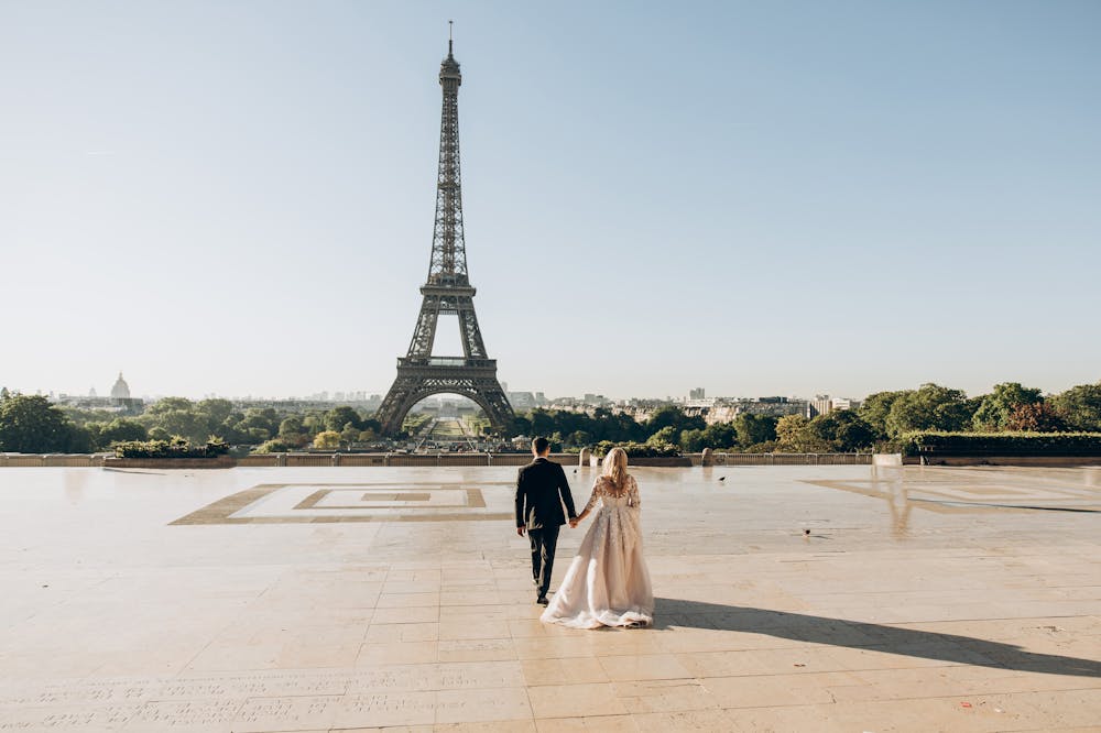 The Dark Side of Love: 10 Signs of Gaslighting You Need to Know 7 Gaslighting-Paris-France-Eiffel-tower