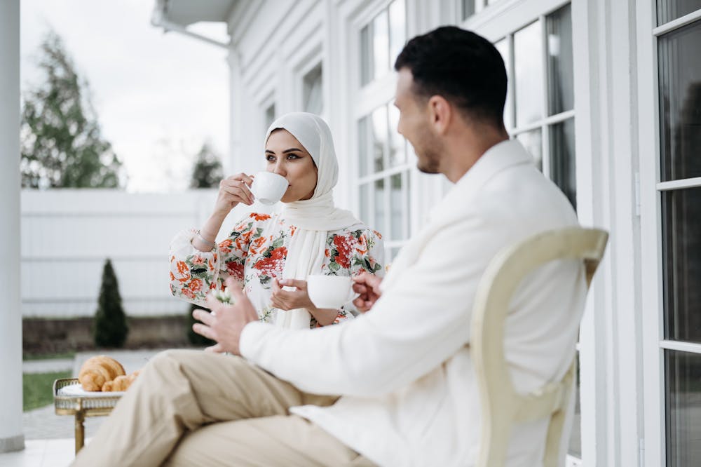 7 Easy Ways to Turn a Situationship into an Awesome Relationship 2 Situationship-man-woman-having-tea