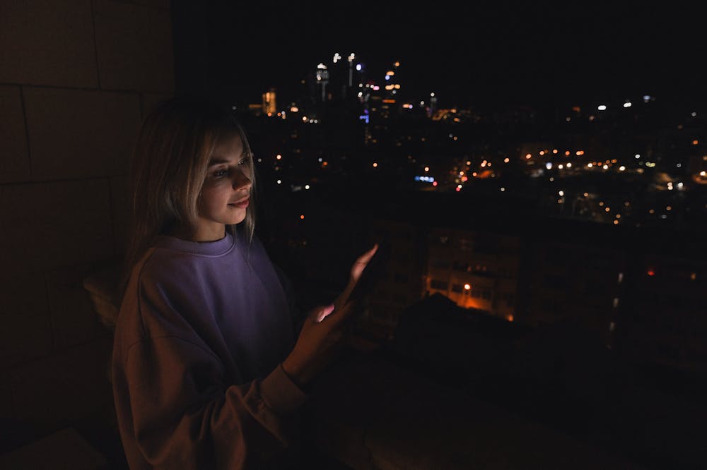 7 Easy Ways to Turn a Situationship into an Awesome Relationship 4 Situationship-woman-night-looking-at-phone