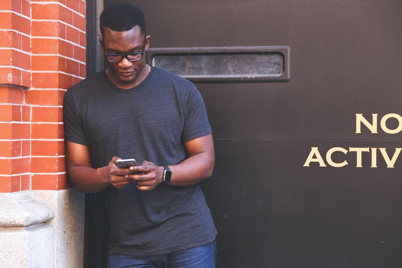 Emotional-resilience-Man-phone-scrolling