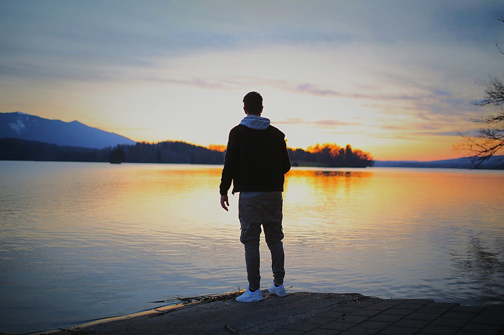 Mental-Clarity-man-looking-sea