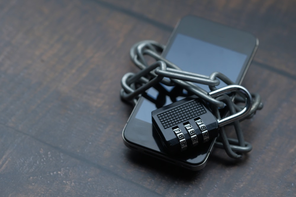 Phone-padlock-social-media-addiction