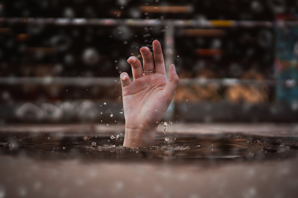 Feeling-stuck-person-drowning-in-water