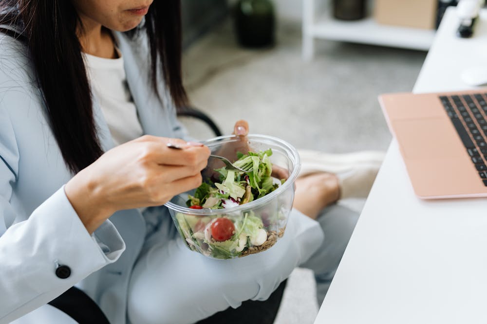 Woman-Eating-Bowl-of-salad