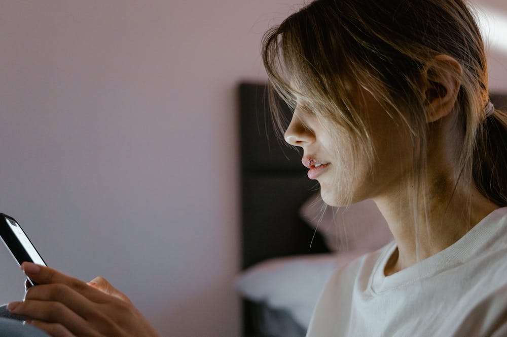 Woman-Using-Phone-Social-Media-Detox