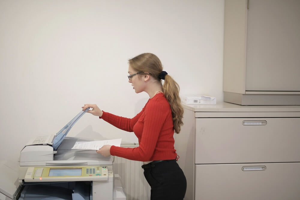 woman-at-photocopy-machine