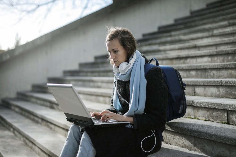 woman-online-learning-masterclass