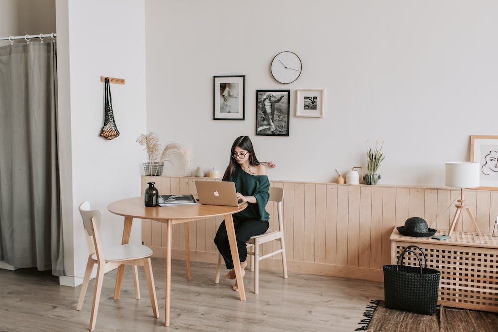 Minimalist-lifestyle-woman-modern-apartment