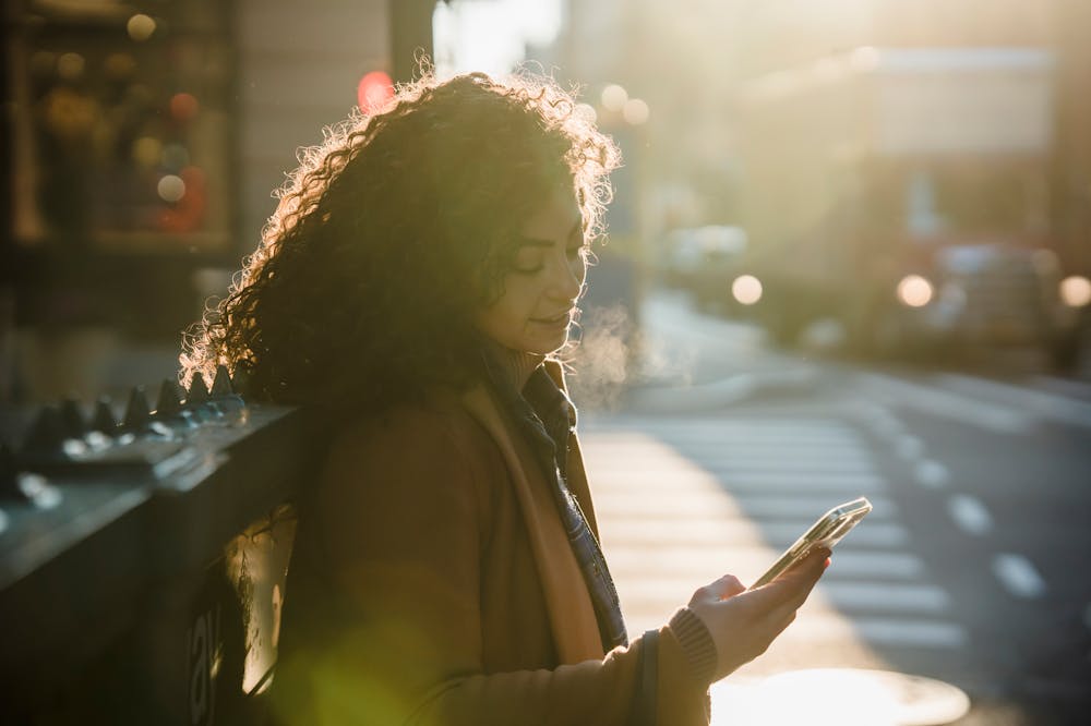 Breadcrumbing-Smiling-woman-using-cellphone