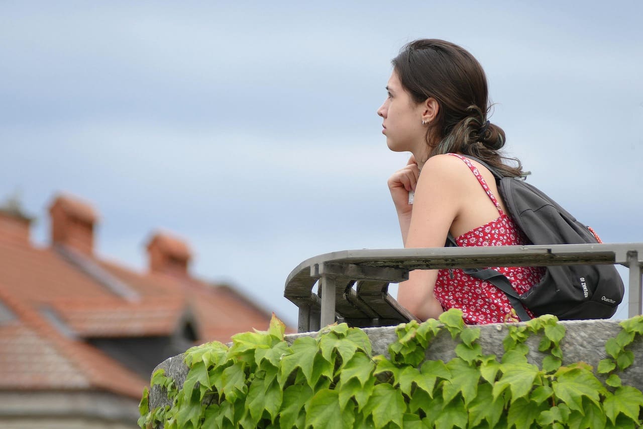 Emotional-resilience-Girl-Looking-sky