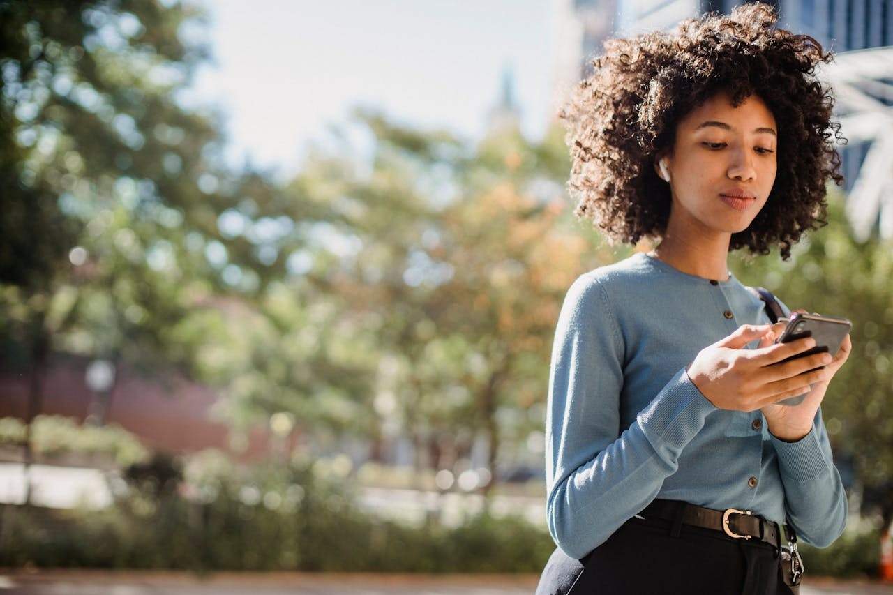 Woman-Using-Smartphone-Coffee-Ghosting